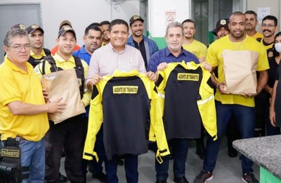 Prefeito Júlio Cezar entrega novos fardamentos à SMTT e anuncia auxílios risco de vida e de fardamento