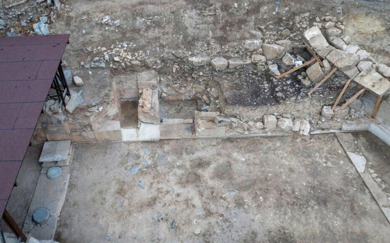 Arqueólogos revelam engenhoso muro duplo e santuário em palácio minoico na Grécia