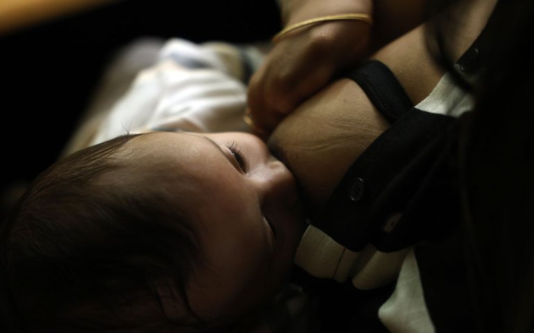 Pesquisa pode ajudar a liberar a amamentação de mães que vivem com HIV