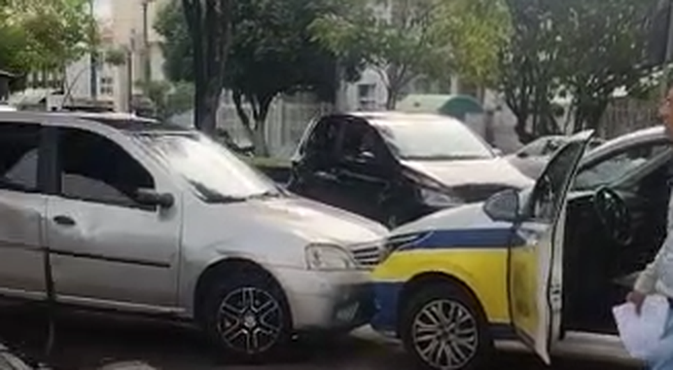 Motorista abandona carro com mulher e crianças após perseguição da SMTT em Aracaju