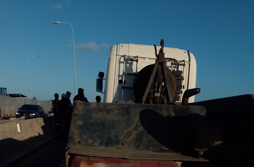 Engavetamento com 5 veículos deixa mulher ferida na Ponte Divaldo Suruagy