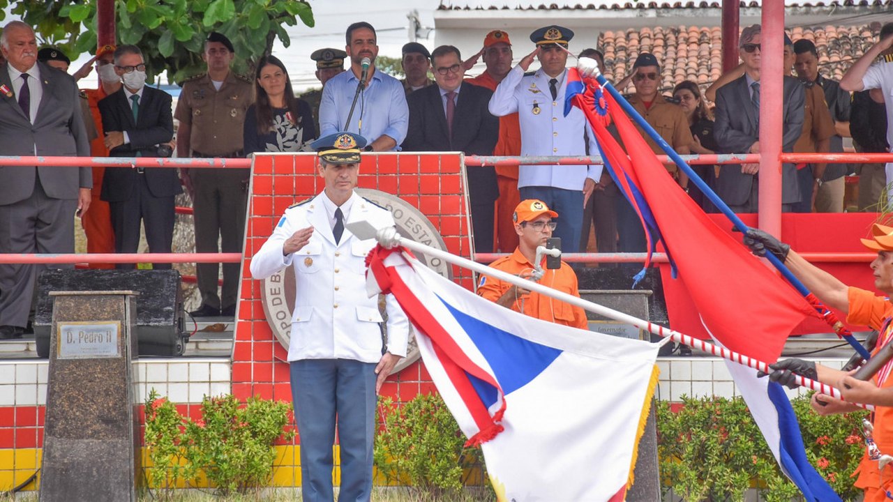 Governador assina decretos que reajustam auxílios para servidores da carreira militar