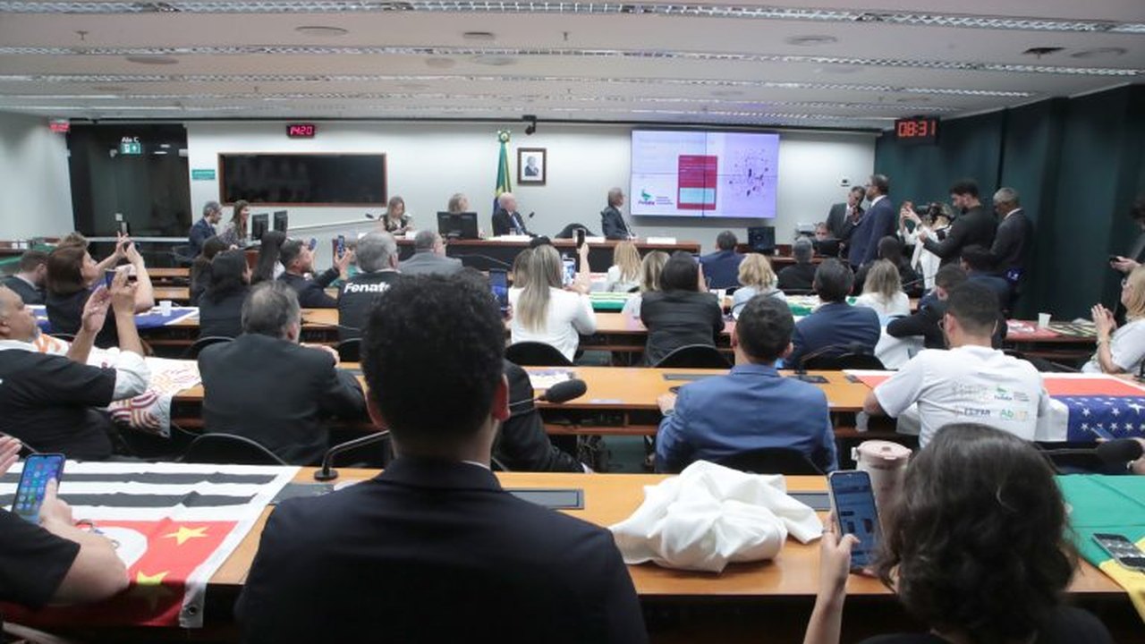 Representantes de farmacêuticos e donos de farmácias divergem sobre piso salarial