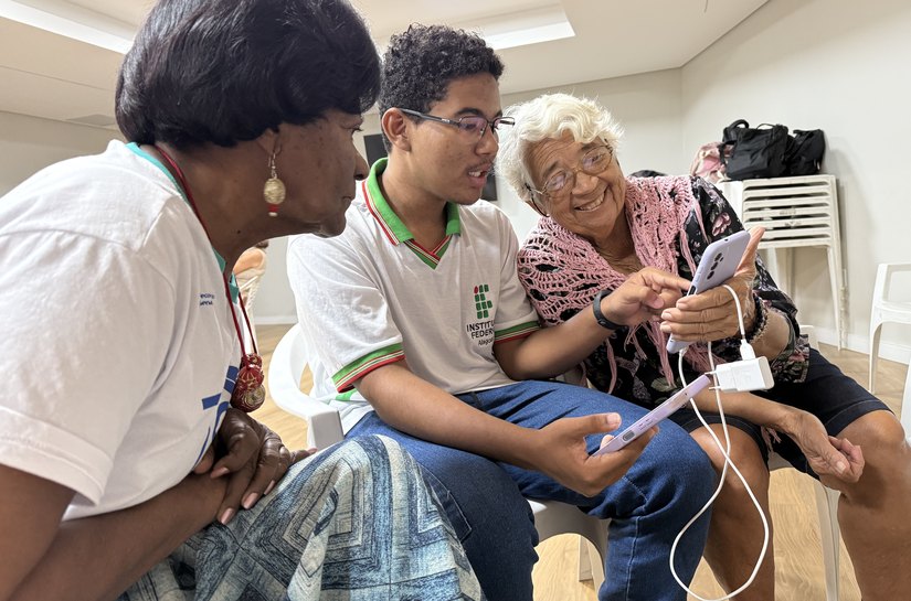 Inclusão digital: curso gratuito amplia autonomia de idosos atendidos pelo Sesc