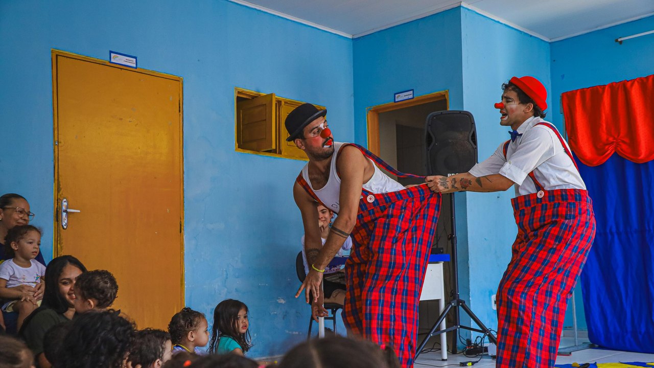 Praçalhada leva arte circense gratuita ao Jacintinho com espetáculo “O Garoto Motocross”