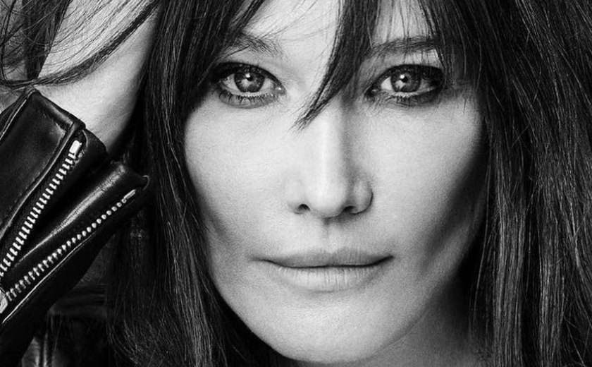 Carla Bruni revela tratamento contra câncer de mama e ressalta importância do exame de rotina: 'Tive sorte'