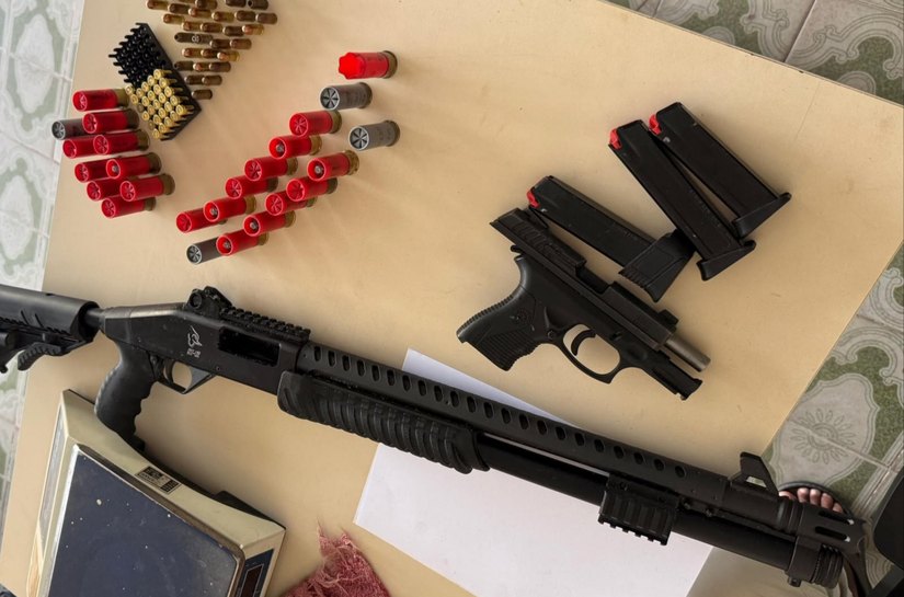 PM apreende cinco armas de fogo, centenas de munições e drogas em Alagoas