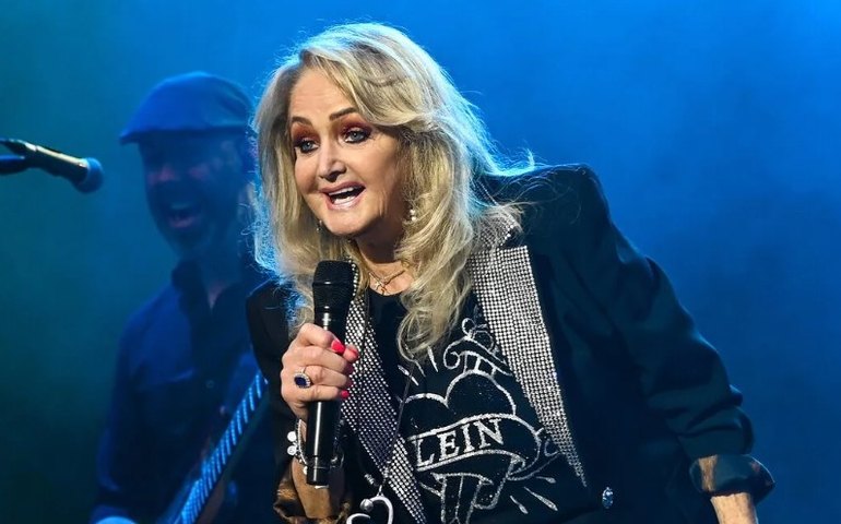 Equipe de Bonnie Tyler diz que recuperação da cantora segue sem atualizações quase um mês após internação: 'Avançando lentamente'