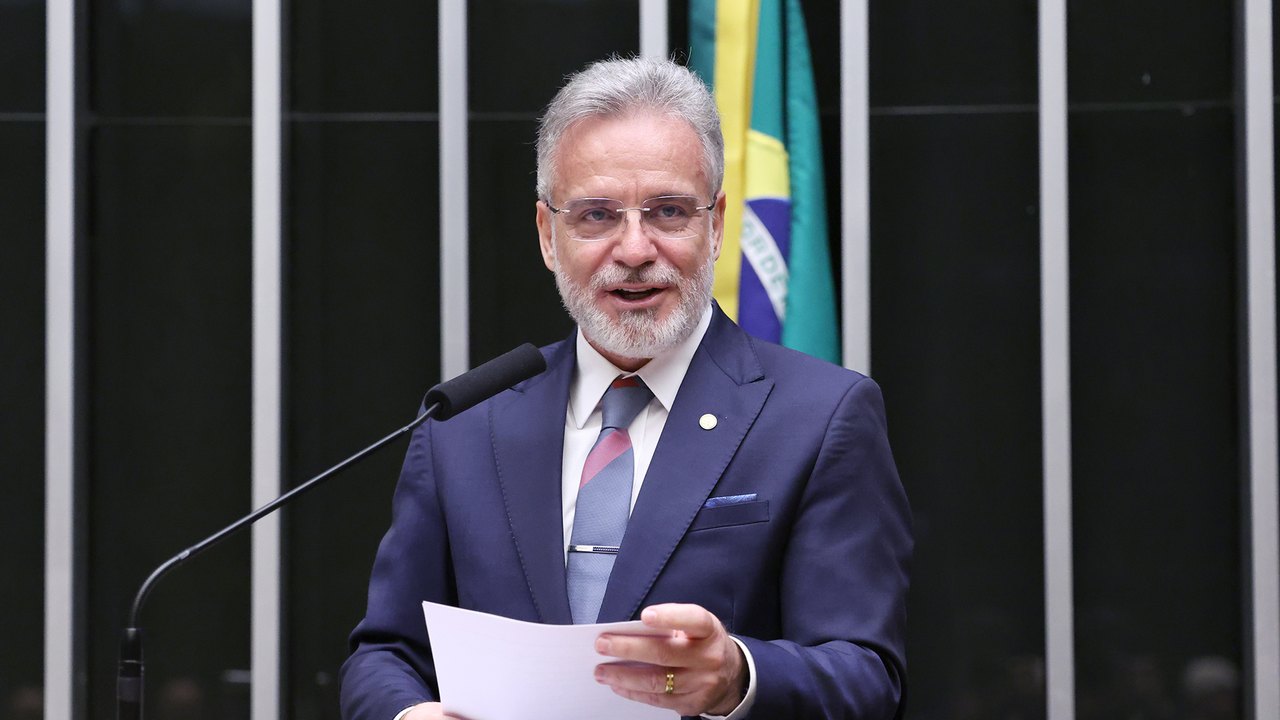Comissão aprova uso de tributo sobre combustíveis para baratear passagem de ônibus