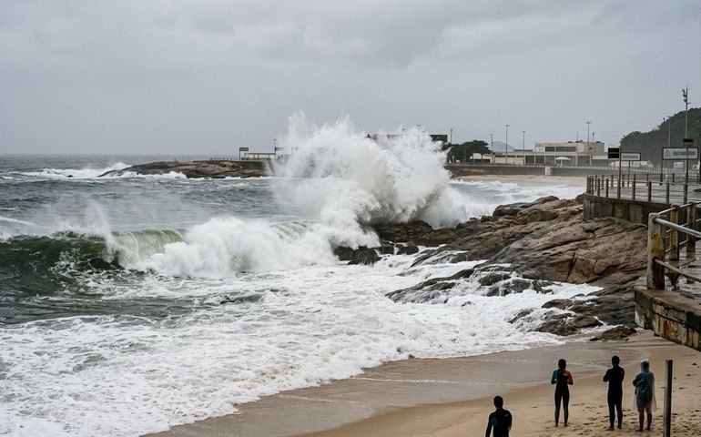 Ressaca com ondas de até 3 metros atinge litoral do Rio até terça-feira