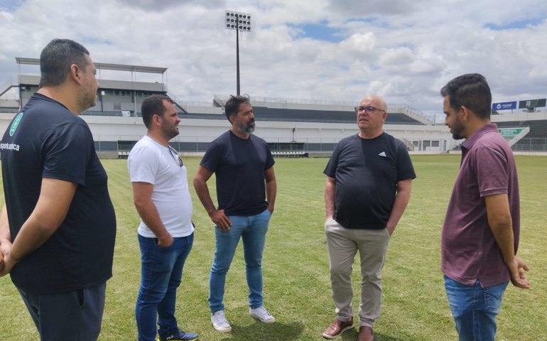 Em visita ao Fumeirão, secretário de Esporte destaca novas melhorias no Estádio Municipal