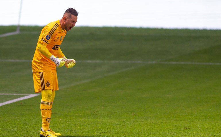 Em grande jogo, Flamengo bate Palmeiras nos pênaltis e é bicampeão da Supercopa