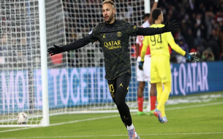 Neymar marca, mas PSG leva gol aos 51 do 2º tempo e tropeça em casa no Francês