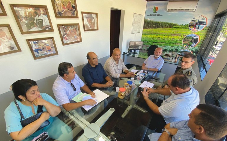 Iteral recebe representantes de fazenda ocupada em São Sebastião