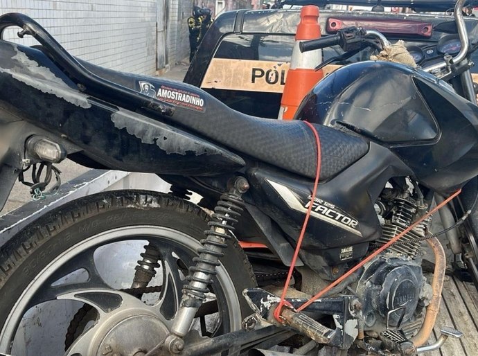 Motociclista inabilitado é abordado após cometer diversas infrações e crimes de trânsito