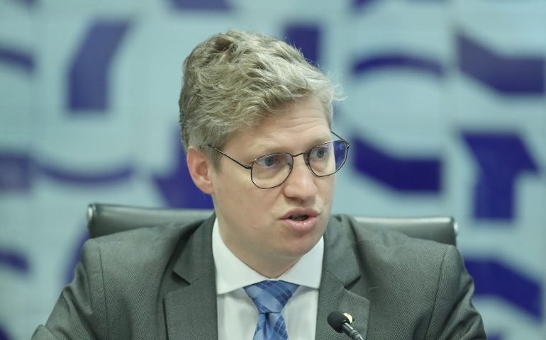 Deputado critica blindagem a aliados do governo Lula em sessão da CPI