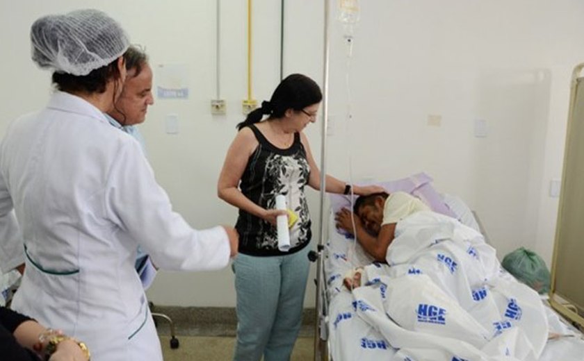 Rozangela Wyszomirska inspeciona HGE e discute ações para melhorar assistência