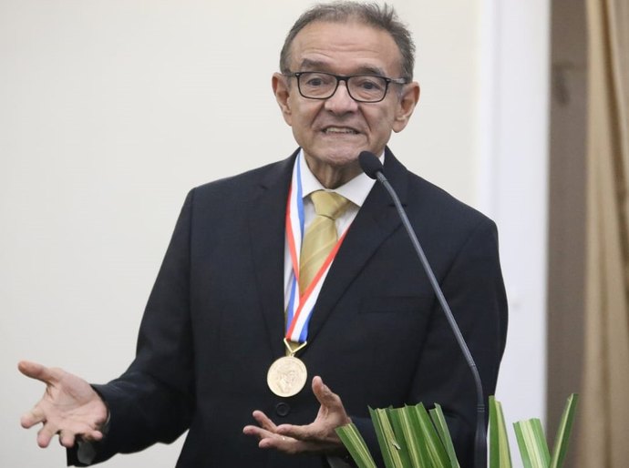 Alberto Rostand Lanverly é homenageado com a comenda Divaldo Suruagy