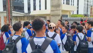 Estudantes fazem manifestação por obra inacabada em escola estadual de Sergipe