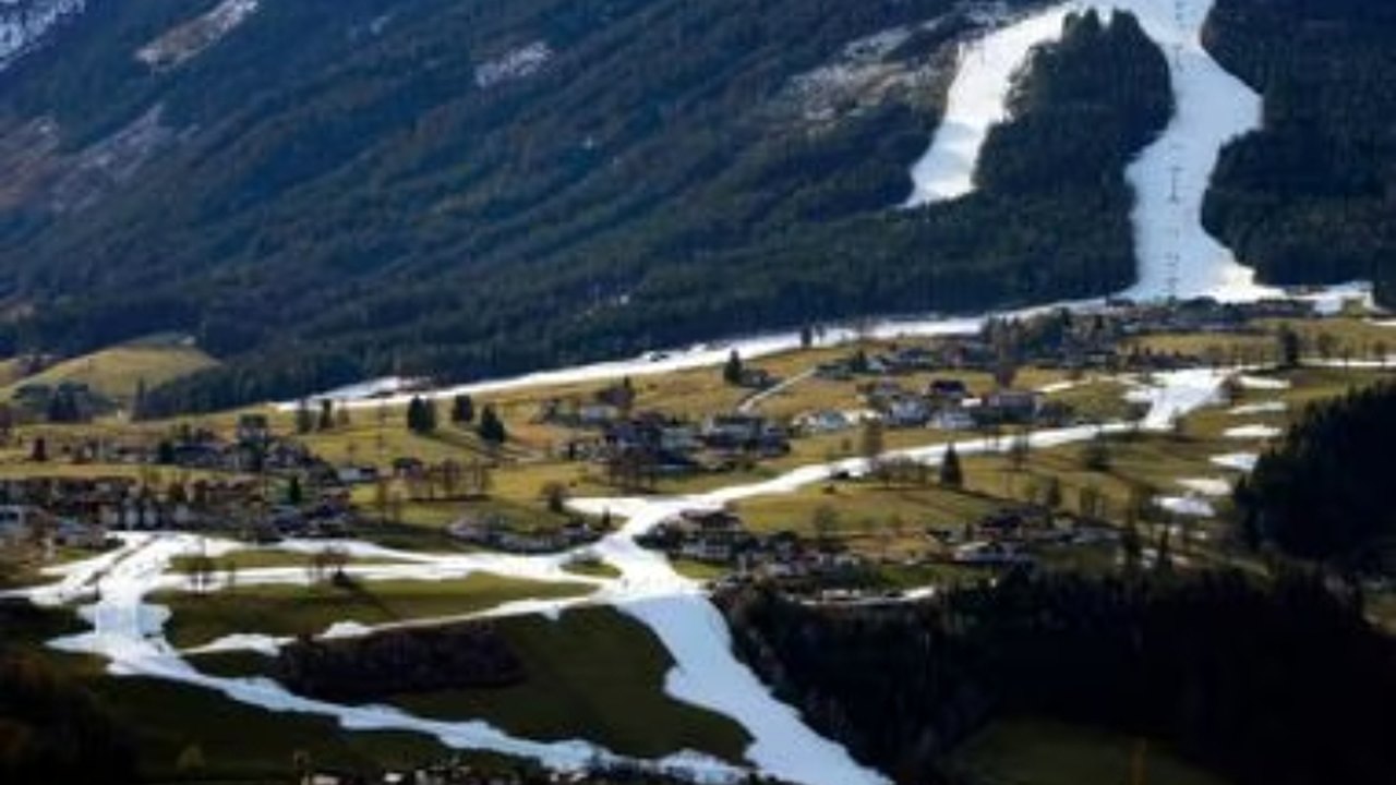 Resort de esqui na Austrália fecha pistas por falta de neve após recorde de calor no inverno