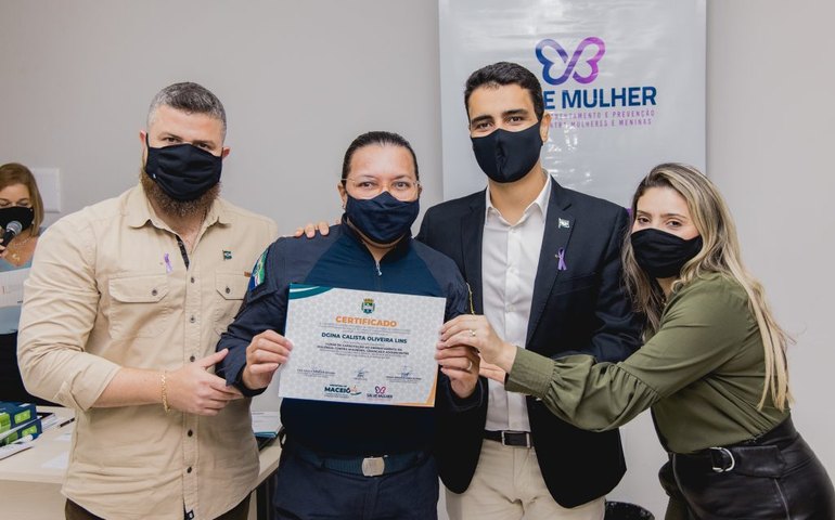 Prefeito JHC entrega certificados e reforça prioridade no combate à violência contra a mulher