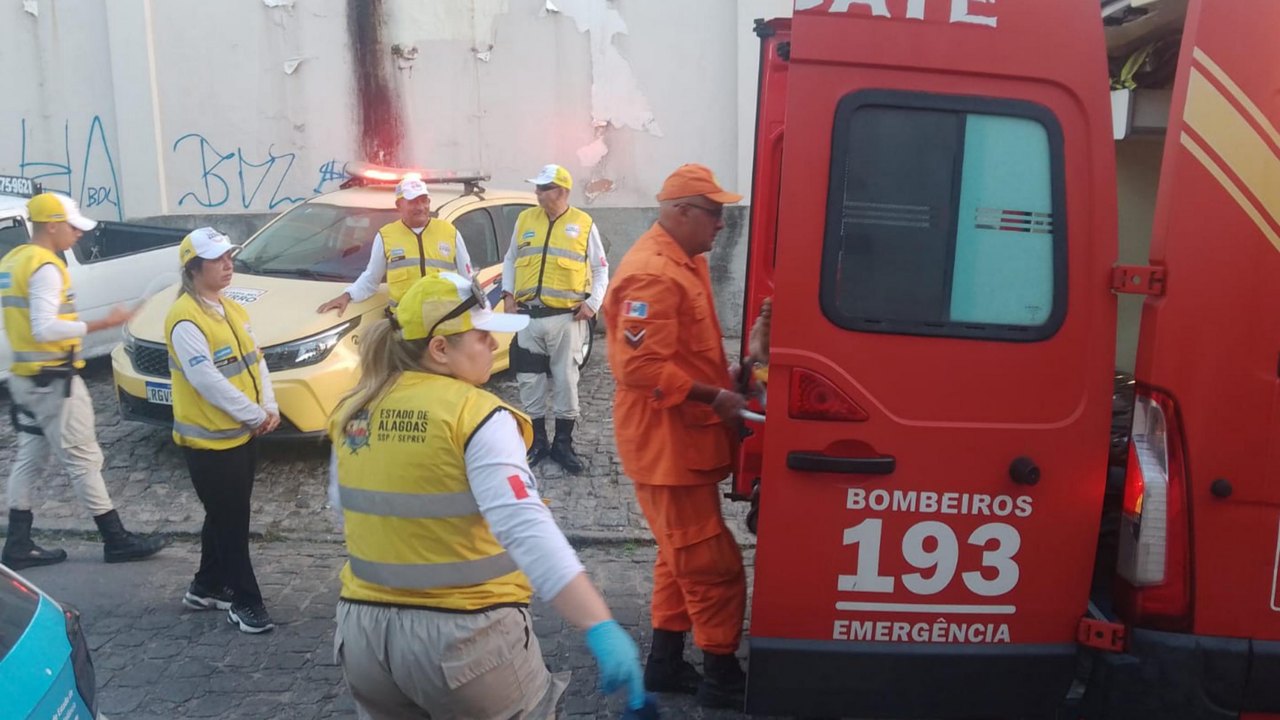 Ronda no Bairro e Bombeiros socorrem homem em situação de rua, vítima de espancamento
