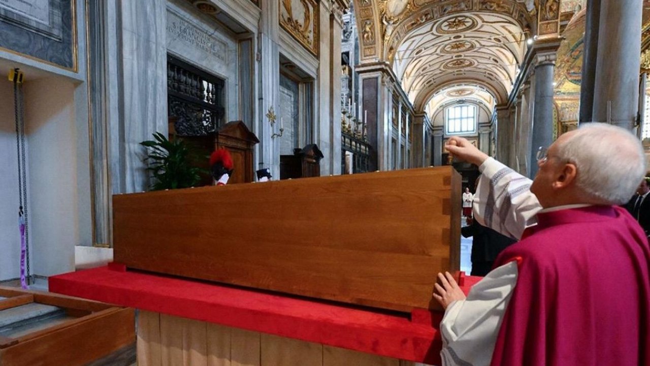 Milhares de pessoas visitam o túmulo do Papa Francisco neste domingo