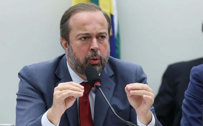 Ministro de Minas e Energia nega politização do apagão