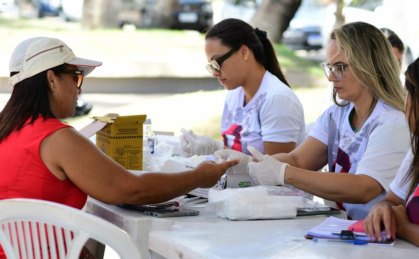  Saúde promove ações educativas e testes rápidos para infecções sexualmente transmissíveis na orla de Maceió 