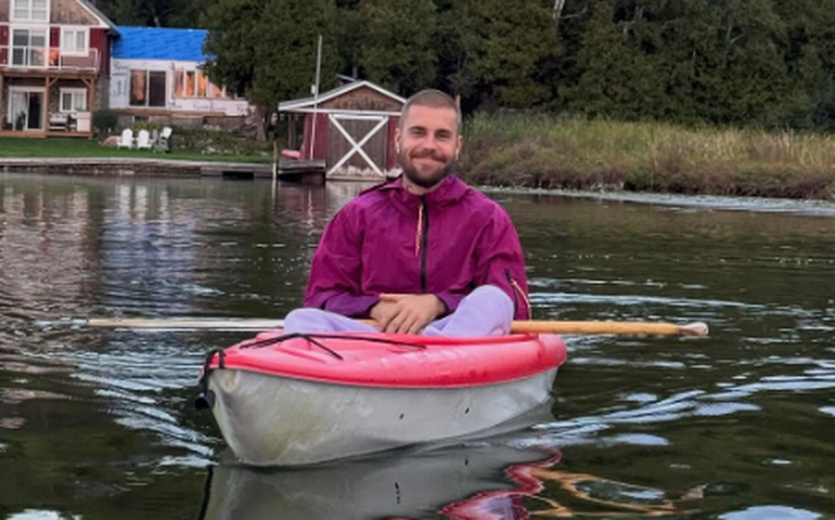 Justin Bieber passeia só de cueca por floresta