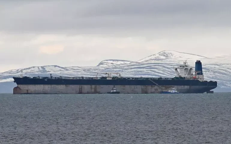 Europa critica decisão dos EUA de aliviar sanções ao petróleo russo