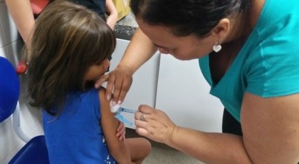 Ministério prioriza vacinação contra dengue para pessoas entre 6 e 16 anos