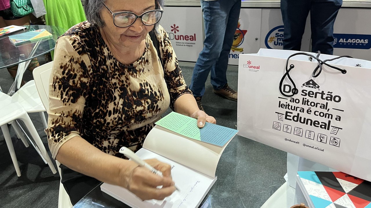 Uneal marca presença na 10ª Bienal do Livro de Alagoas