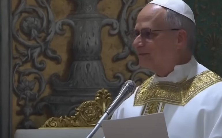 Leão XIV tira selfie com fiéis e dá autógrafo: 'Preciso treinar a nova assinatura'