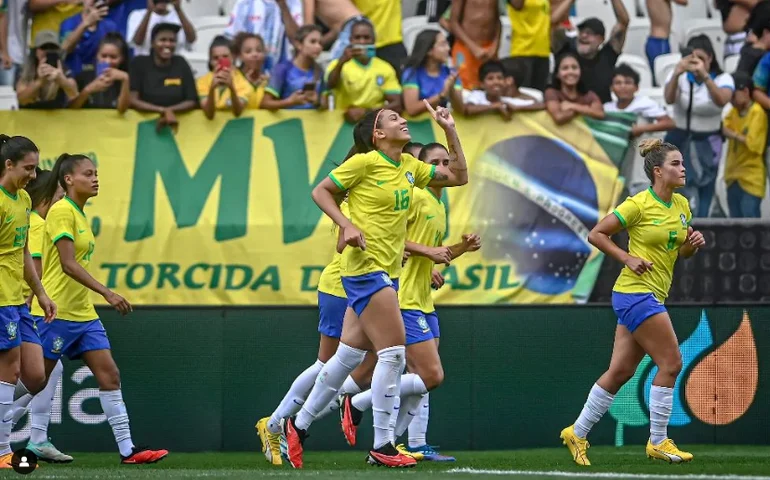 Seleção feminina de futebol vence e se classifica na Copa Ouro