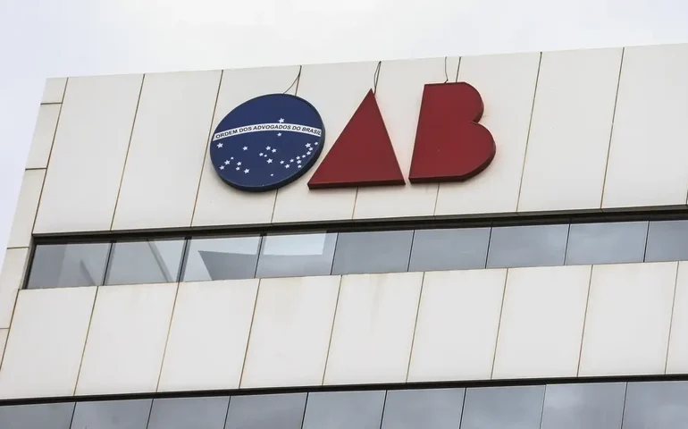 Lei dispensa advogados do uso de paletó e gravata até março no Rio