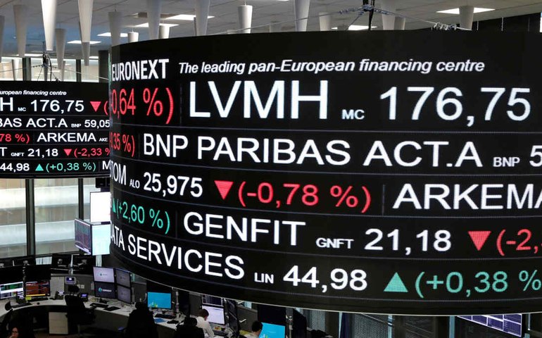 Bolsas da Europa fecham sem sinal único, com atenções voltadas para reunião entre Trump e Putin