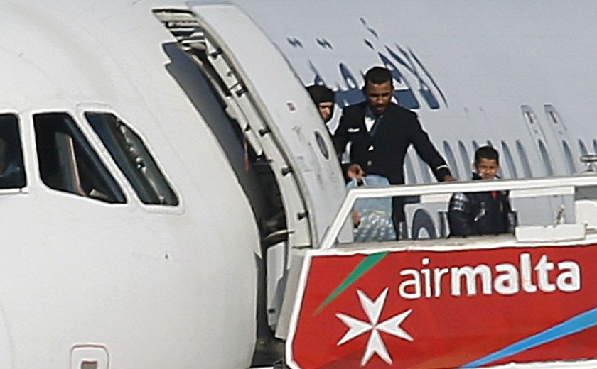 Passageiros de avião sequestrado na Líbia começam a ser liberados