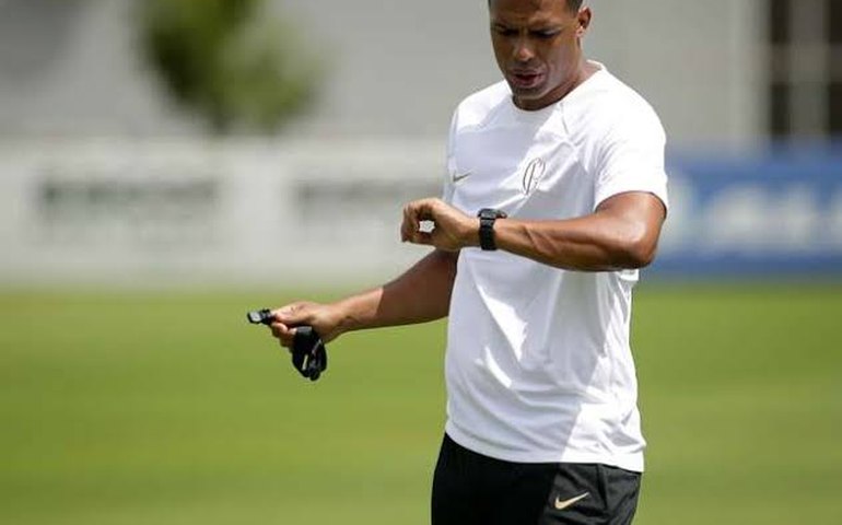Fernando Lázaro dá pistas sobre time da estreia em treino do Corinthians