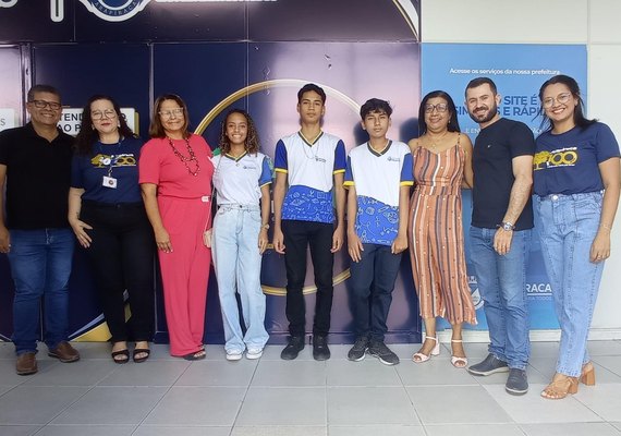Alunos da Rede Municipal recebem as medalhas conquistadas na Olimpíada Brasileira de Educação Financeira