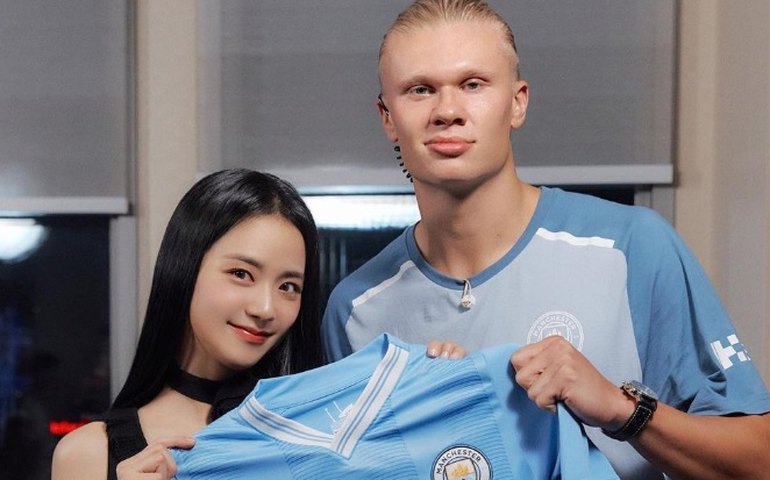 Em pré-temporada na Ásia, Haaland posa com Jisoo, estrela de k-pop com 74 milhões de seguidores