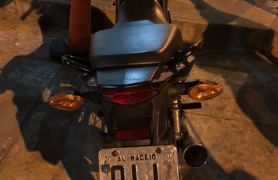 Após denúncia pelo 181, BPTran prende suspeito, apreende moto roubada e maconha