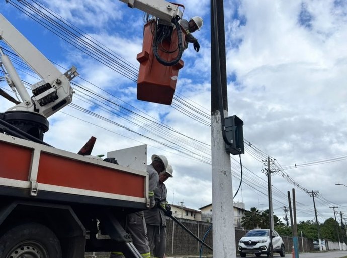 Ilumina instala novos comandos e garante fucionamento da rede de iluminação na Av. Galba Novaes de Castro