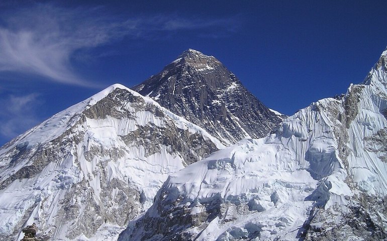 Corpos de dois montanhistas são encontrados pendurados em cordas de escalada
