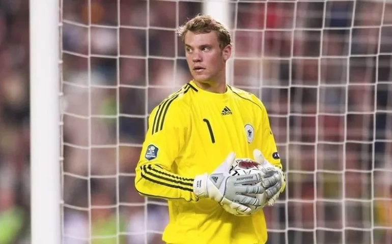 Neuer sofre fratura em costela e só volta ao Bayern de Munique em janeiro