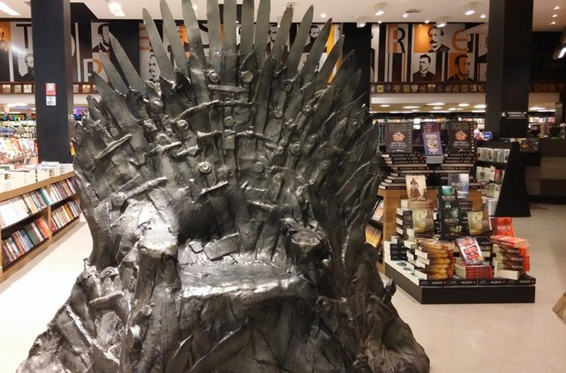 Trono de Ferro da série Game of Thrones fica em exposição no Parque Shopping