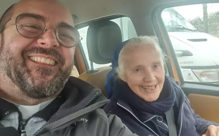 Padre italiano relata desespero de transexuais após morte de Papa