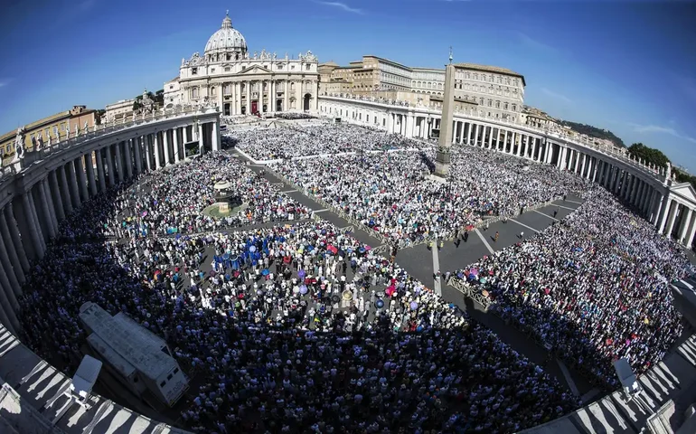 Conclave: 2º dia de votações começa com fumaça preta e novo papa segue indefinido
