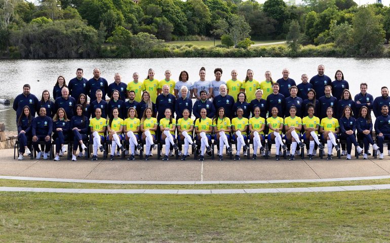 Em meio a treinos, seleção feminina faz foto oficial da Copa do Mundo