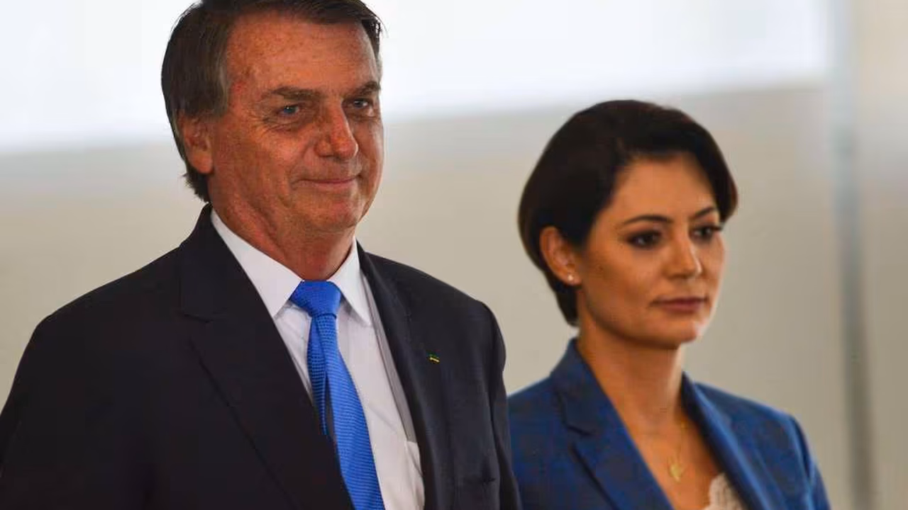 Michelle Bolsonaro se pronuncia após prisão preventiva de Jair Bolsonaro: 'Não o deixarei desistir'